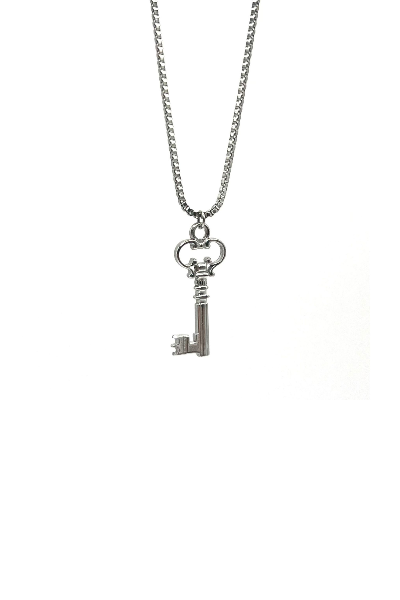 KEY PENDANT NECKLACE SILVER