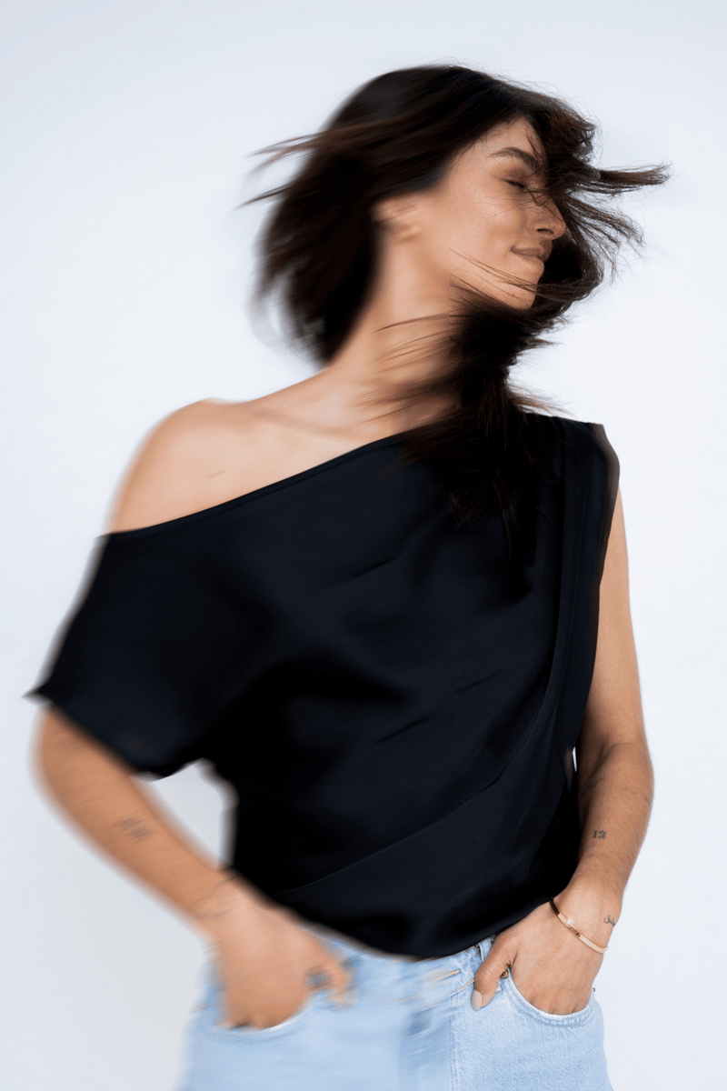 SATIN ONE-SHOULDER TOP BLACK