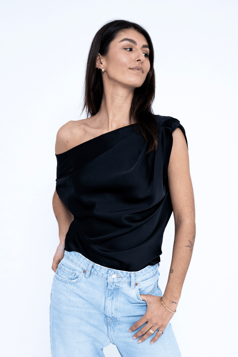 SATIN ONE-SHOULDER TOP BLACK