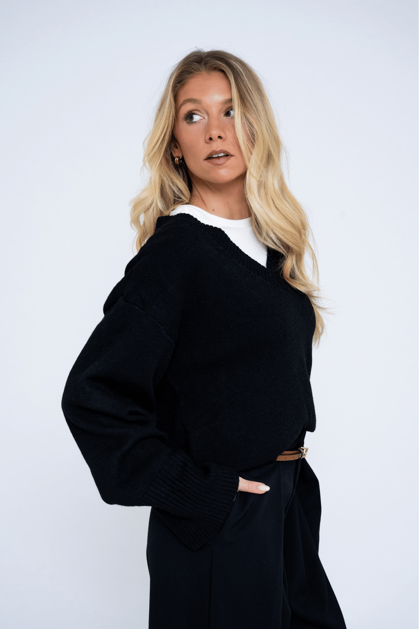 V-NECK KNIT SWEATER BLACK