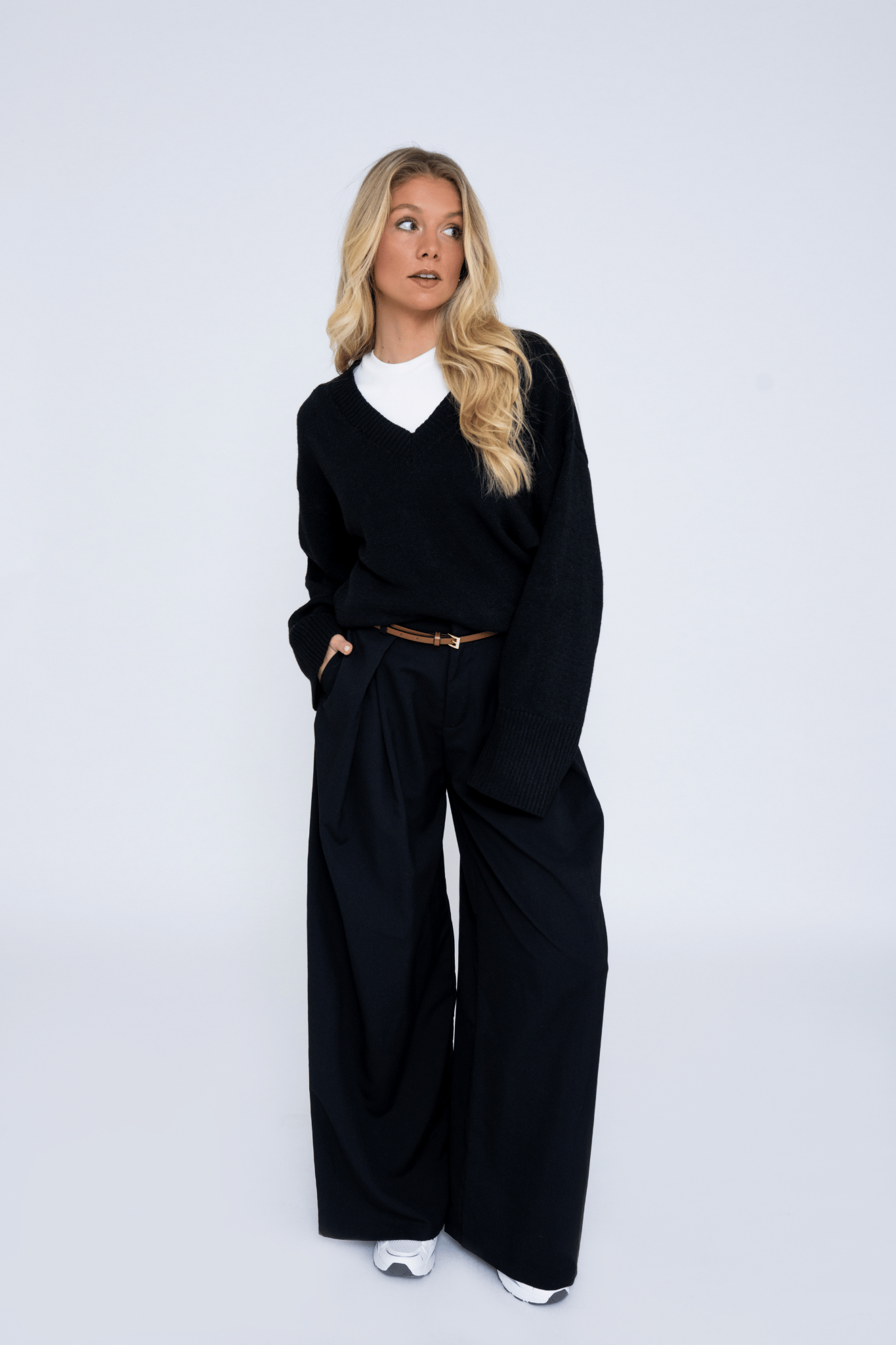V-NECK KNIT SWEATER BLACK
