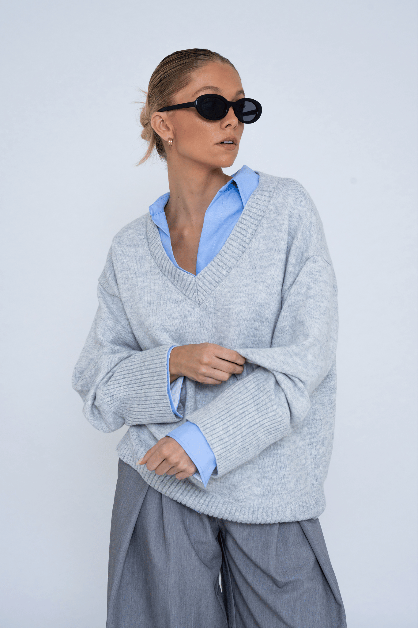 V-NECK KNIT SWEATER GREY