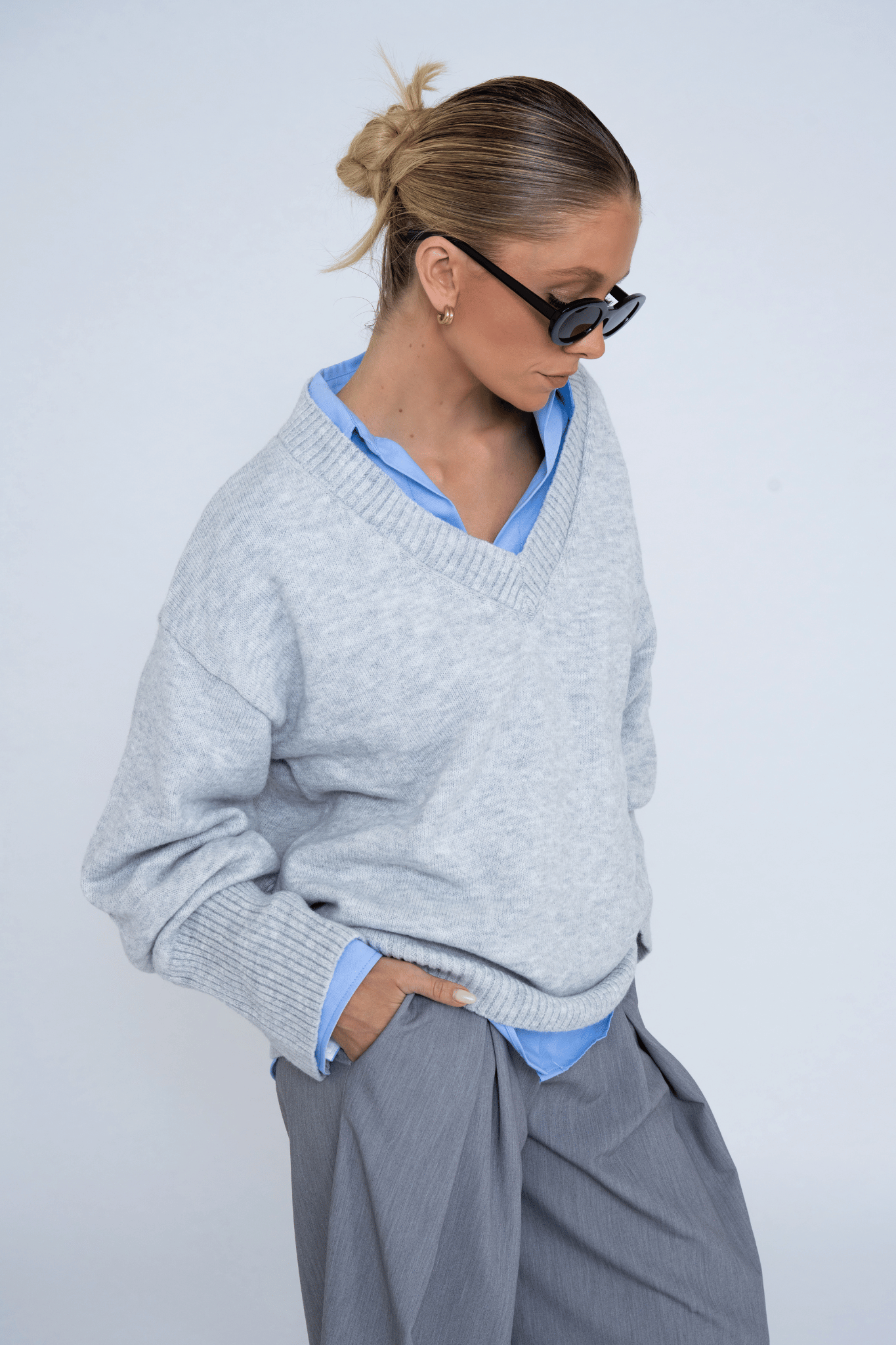 V-NECK KNIT SWEATER GREY