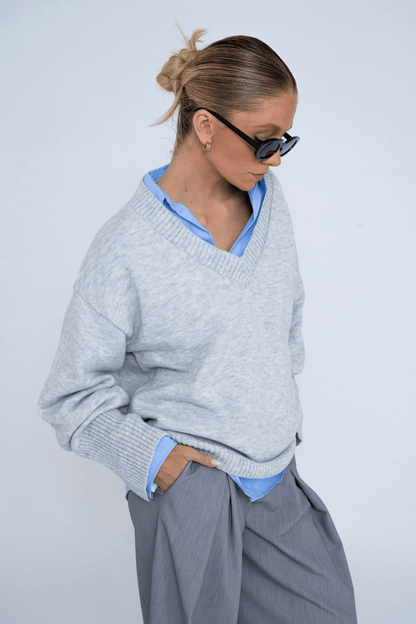 V-NECK KNIT SWEATER GREY